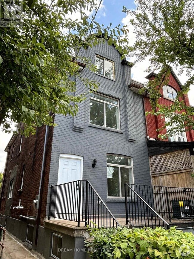 Building Photo - 643-643 Bathurst St