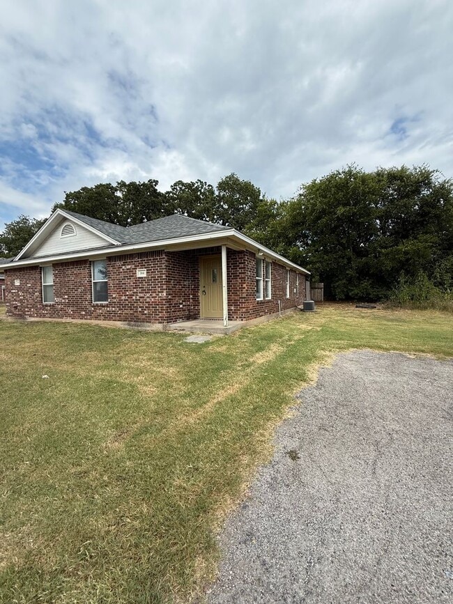 Building Photo - 1563 Greenwood Rd
