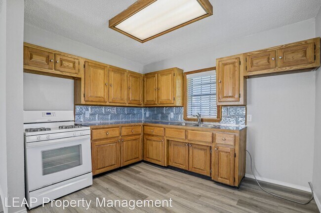 Building Photo - 2 br, 1 bath House - 205 N Business Highwa...