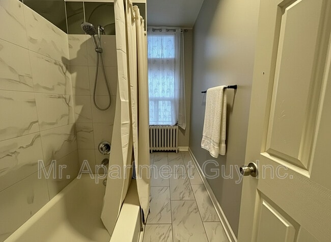 Photo du bâtiment - 44 Victoria Ave S