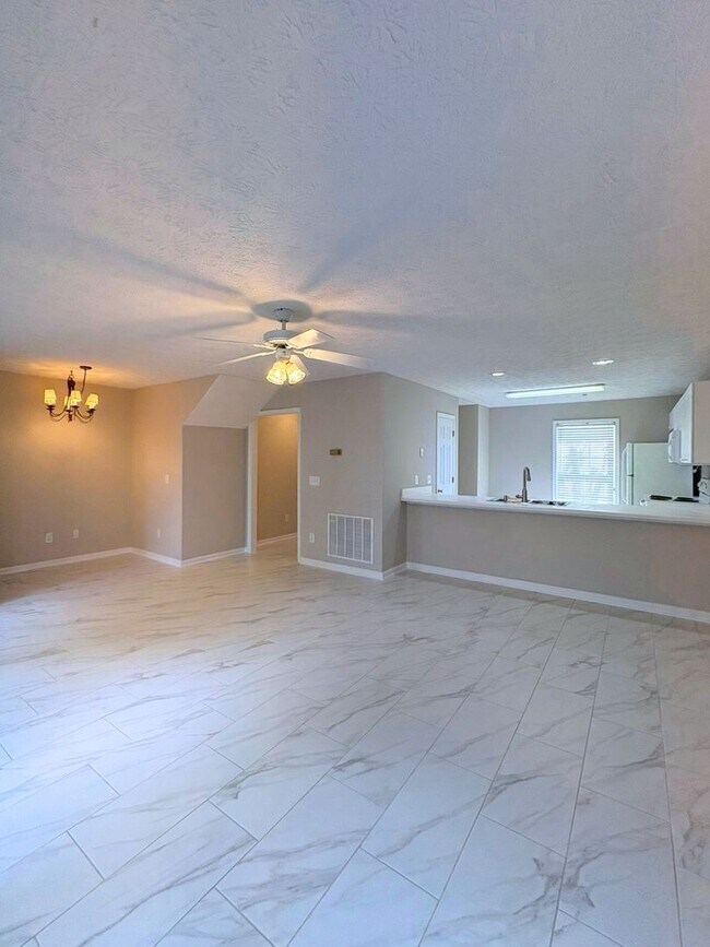 Foto del edificio - Donahue Crossing Condominiums #1409