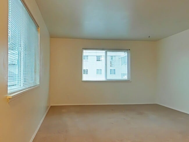 Building Photo - 1 Bedroom Apartment ~ Close to Campus ~ Ca...