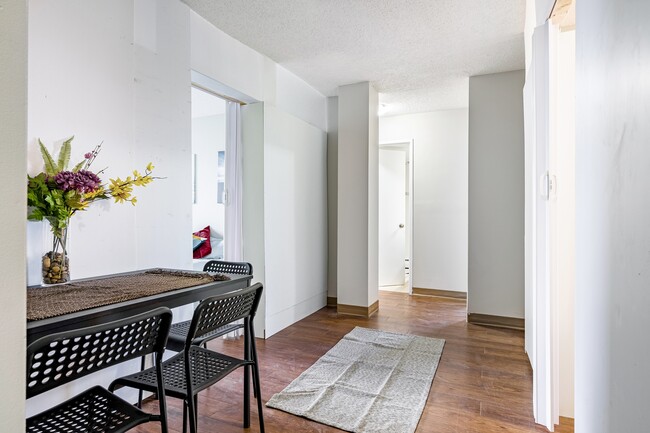 Photo du bâtiment - Master Room & Ensuite Bath - Downtown Calgary