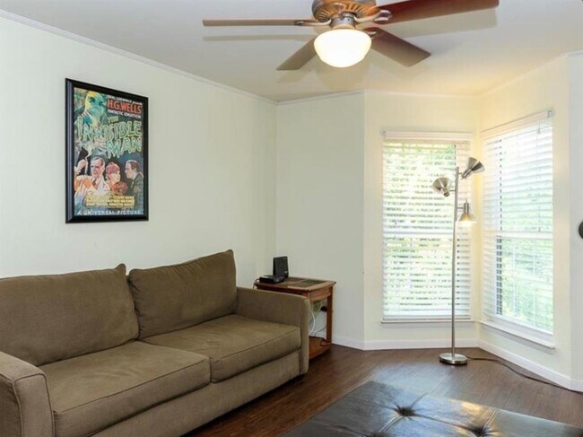 Foto del edificio - 1510 W N Loop Blvd