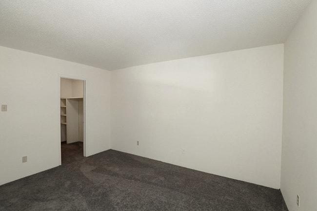 Building Photo - Huntleigh Woods