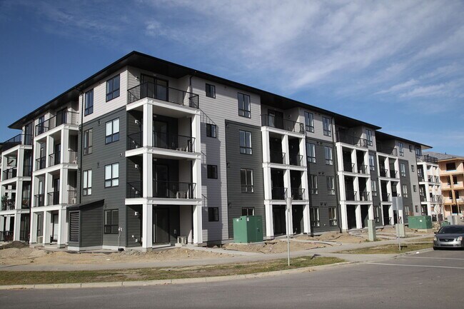 Photo du bâtiment - Stunning 3-Bedroom Condo in the Heart of Legacy Village!(IP013)