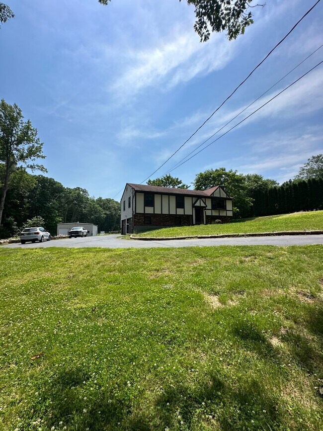 Building Photo - Welcome to this sizable raised ranch home!