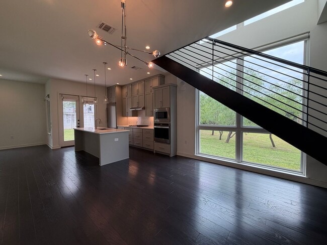 Building Photo - Modern Townhouse Minutes from Downtown