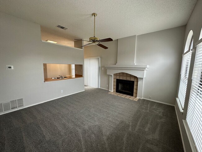 Foto del edificio - CUTE 3 BEDROOM 2 BATH IN NORTHSIDE ISD
