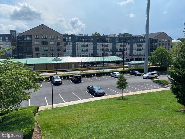 Building Photo - 300 W Elm St