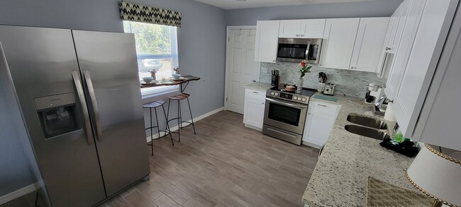 Building Photo - Beautifully Updated Furnished 2 Bed 1 Bath...