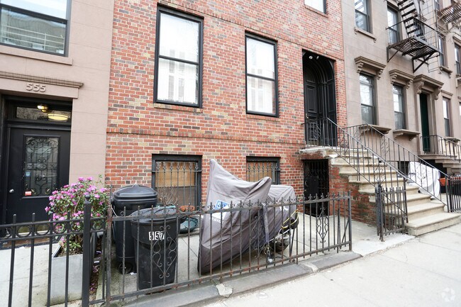 Building Photo - 557 Henry St