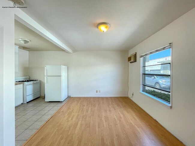 Building Photo - 1131 Centinela Ave