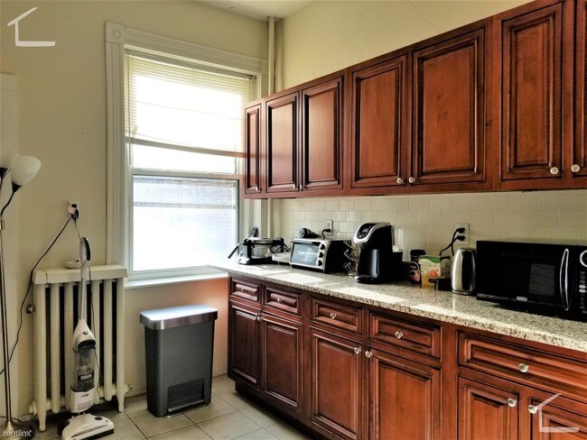Building Photo - 4 br, 2 bath  - 18 Euston St Apt 1A