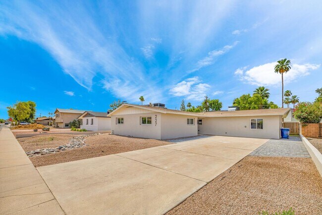 Foto del edificio - 6 Bedroom/4 Bath - Fully Remodeled