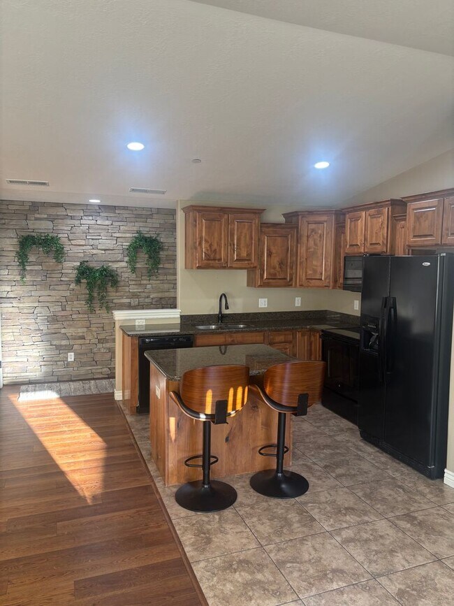 Foto del edificio - Beautiful top-level 3 bed 2 bath condo!