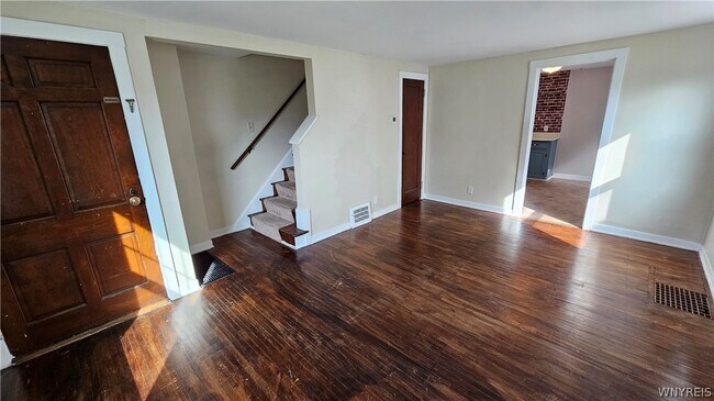 Foto del edificio - 107 Fowler Ave