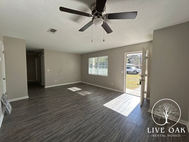 Foto del edificio - MOVE IN SPECIAL: $500 OFF 1ST MONTH'S RENT!**