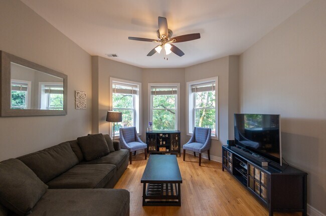 Living Room - 3705 N Lakewood Ave