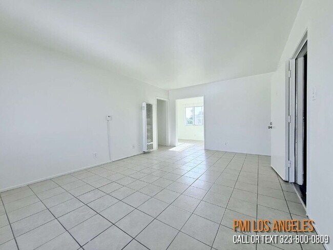 Foto del edificio - 943 W 68th St