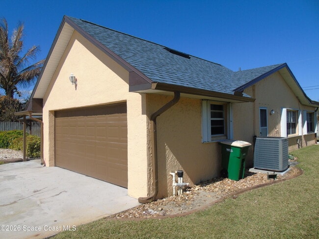 Building Photo - 450 Roosevelt Ave