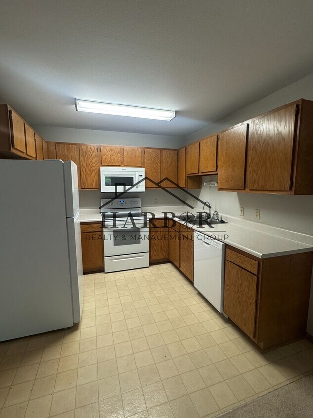 Foto principal - 2 Bedroom 1 Bath - SPECIAL: Lower rent wit...
