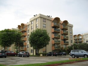 Building Photo - 9350 Fontainebleau Blvd