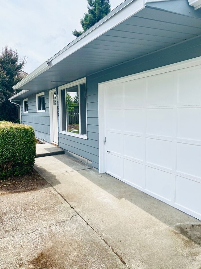 Building Photo - Newly Renovated Blue Home