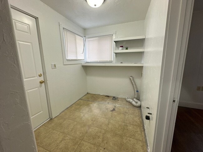 Building Photo - 1405 Canby St