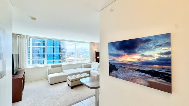Building Photo - 2 BED/2 BATH FURNISHED UNIT AT HIGHLY DESI...