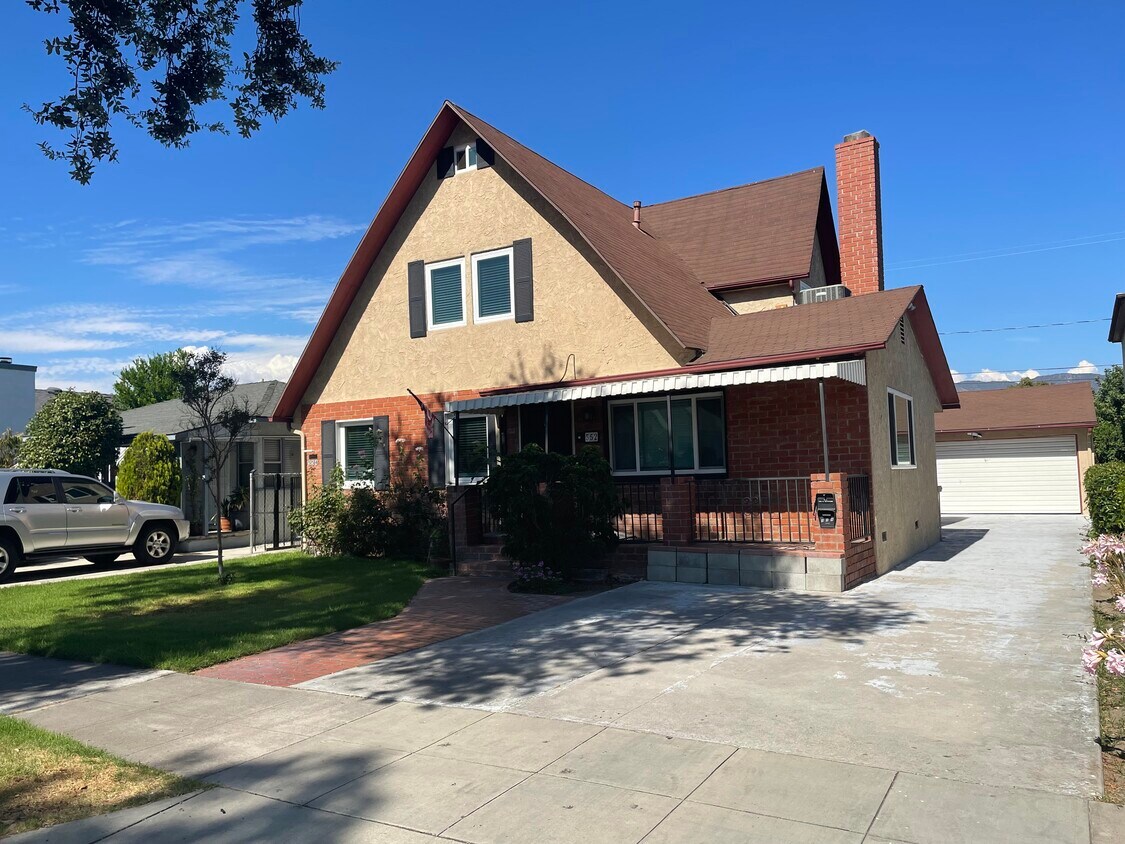 Primary Photo - 552 N Keystone St