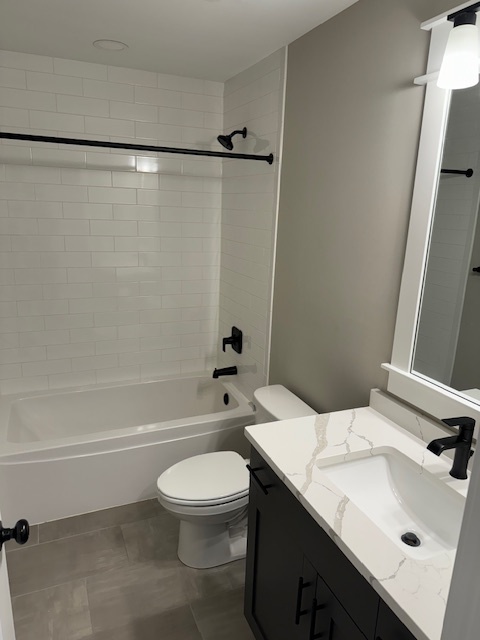 Full Bathroom between Bedroom 1 & Bedroom 2 - 823 N Maple St