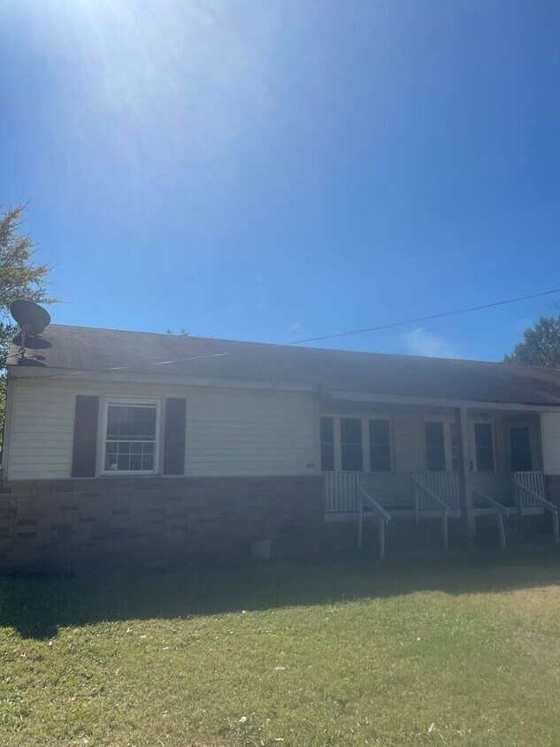 Primary Photo - 2 Bedroom House with new flooring
