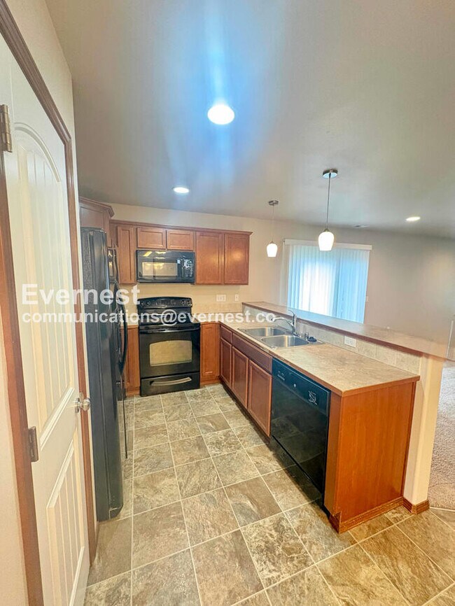 Building Photo - 3 Bed, 2.5 Bath Home with Garage / Pet-Friendly / Vouchers Accepted / Available Now!