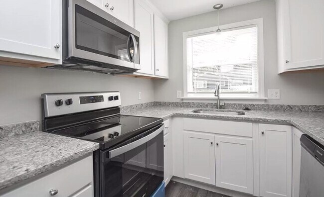 Building Photo - newly renovated ranch!
