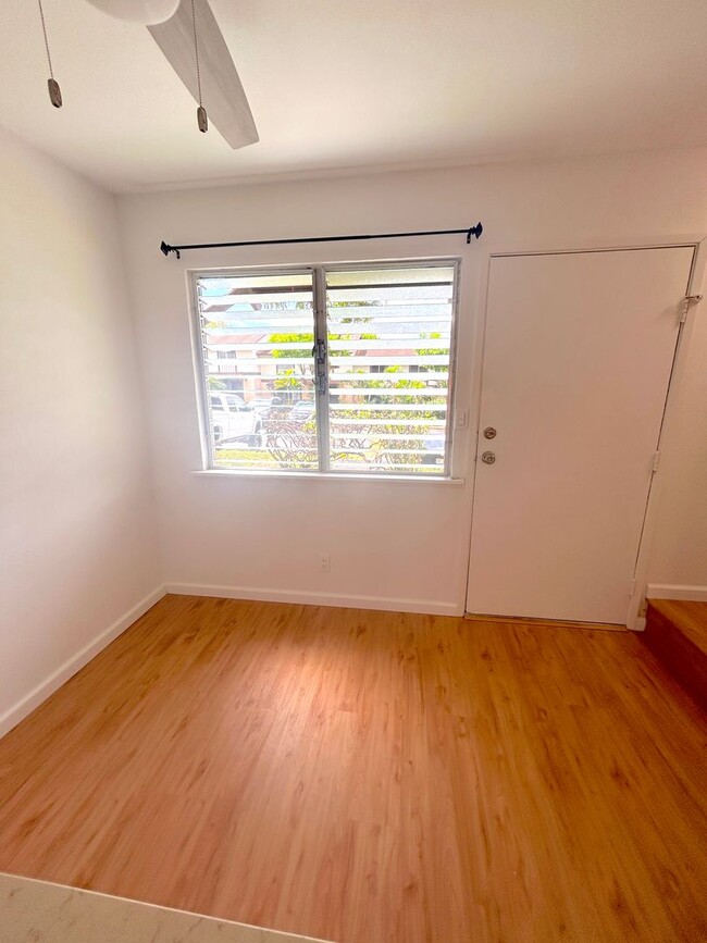 Building Photo - Completely Renovated Split-Level Nob Hill ...