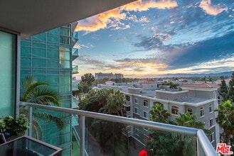 Building Photo - 13700 Marina Pointe Dr