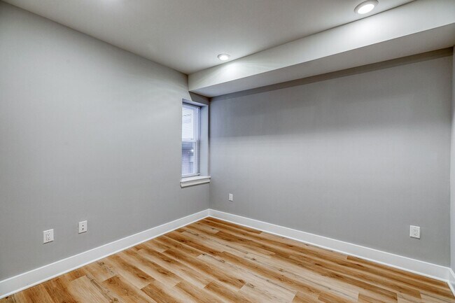 Building Photo - 1132 N 41