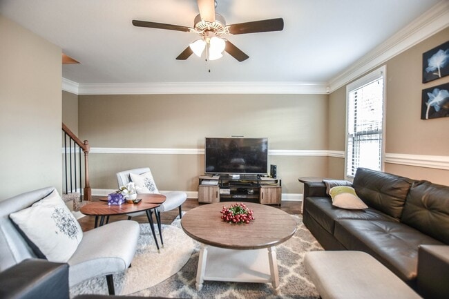 Building Photo - Three Bedroom in Magnolia Place!