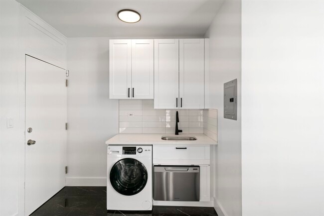 Building Photo - 216 Madison St