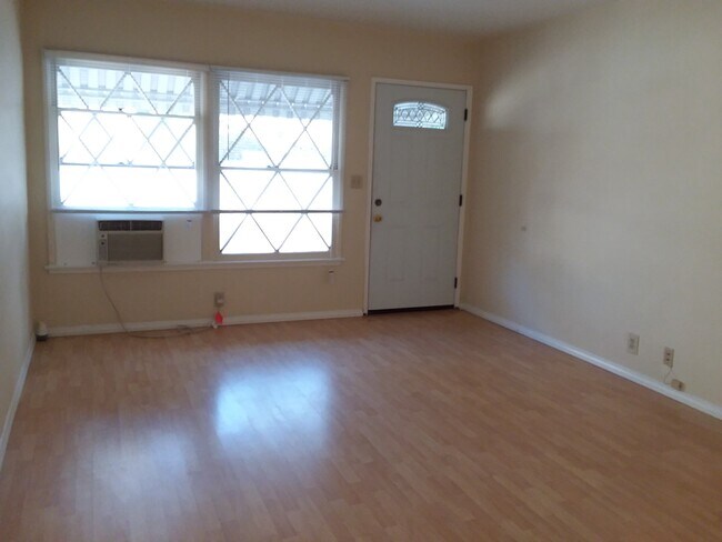 Living Room - 122 S Greenwood Ave