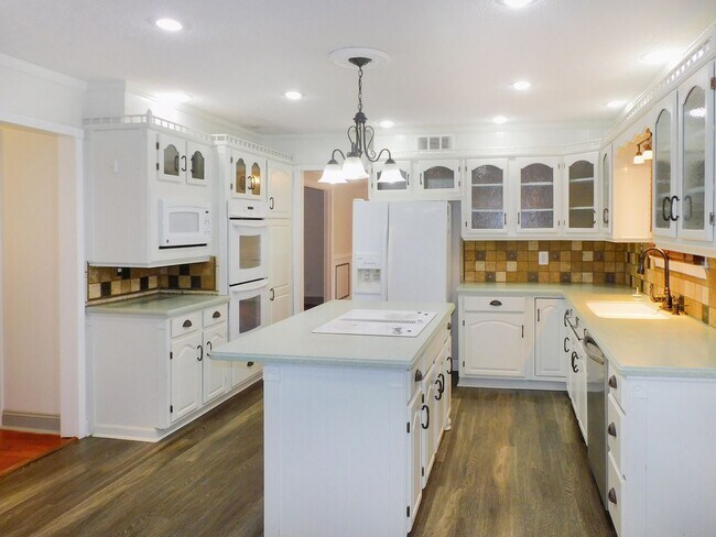 Foto del edificio - Classic Colonial on 3-acre lot