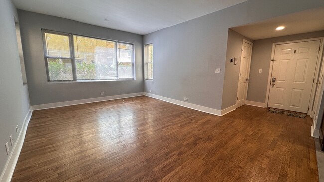 Building Photo - 4917 N Avers Ave
