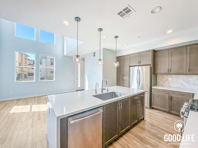 Foto del edificio - SD: Modern 3BD/3.5BA Townhome in Otay Ranch with Bonus Room, Private Patio & Whole-Home Water Sof...