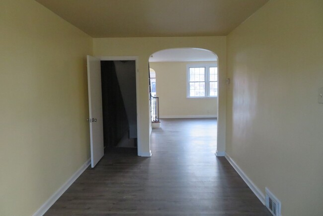 Building Photo - 1031 Disston St