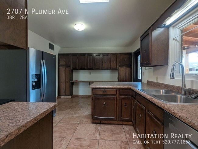 Building Photo - 2707 N Plumer Ave