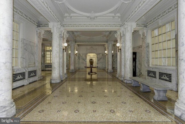 Foto del edificio - LARGE SUNNY 2 BEDROOM, 1 BATHROOM WITH ROO...