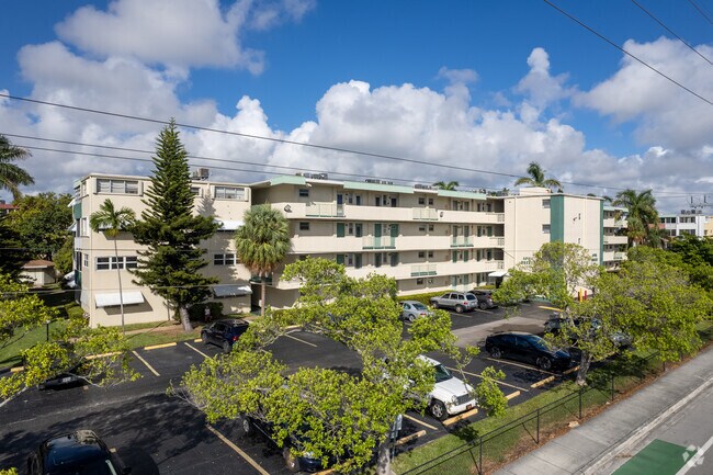 Foto del edificio - April Breeze Condos