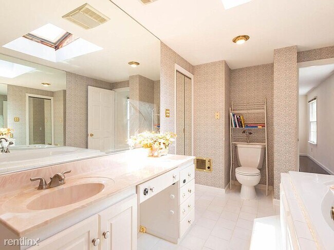 Foto del edificio - 5 br, 3 bath House - 30 Ovington Ave