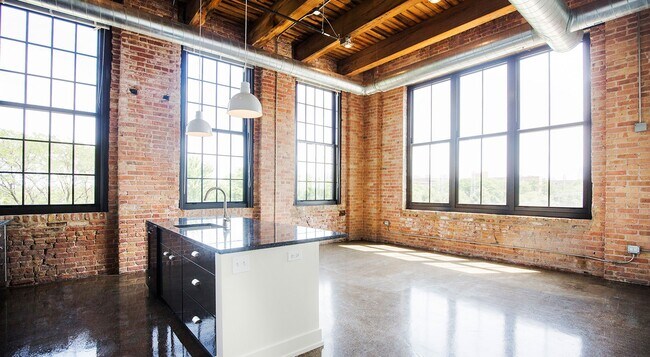 Building Photo - 1455 W 15th St